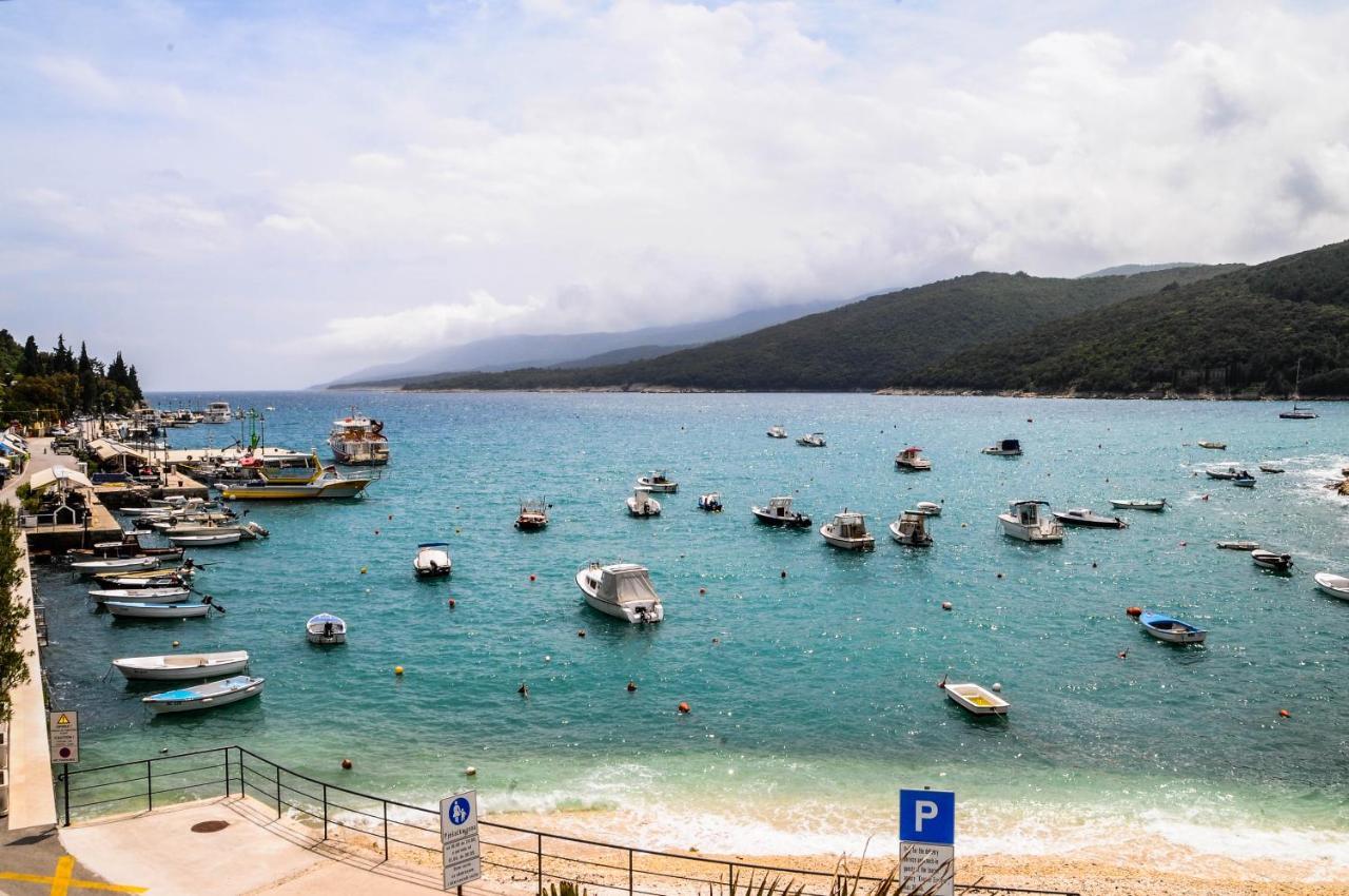Apartman Gulliver In The Center, 10 Meters From The Sea With Private Parking In Natural Shade Rabac Exteriör bild