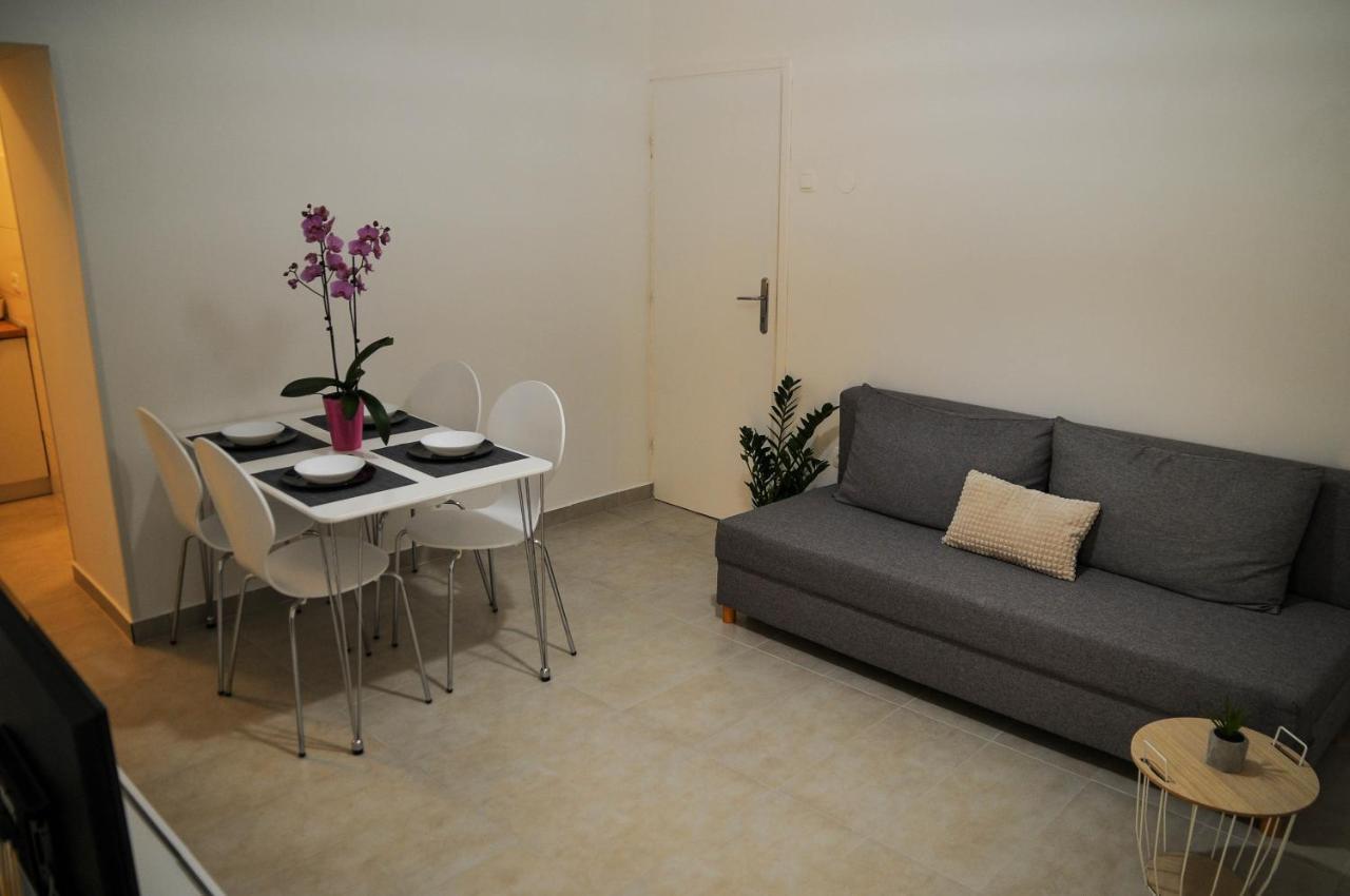 Apartman Gulliver In The Center, 10 Meters From The Sea With Private Parking In Natural Shade Rabac Exteriör bild