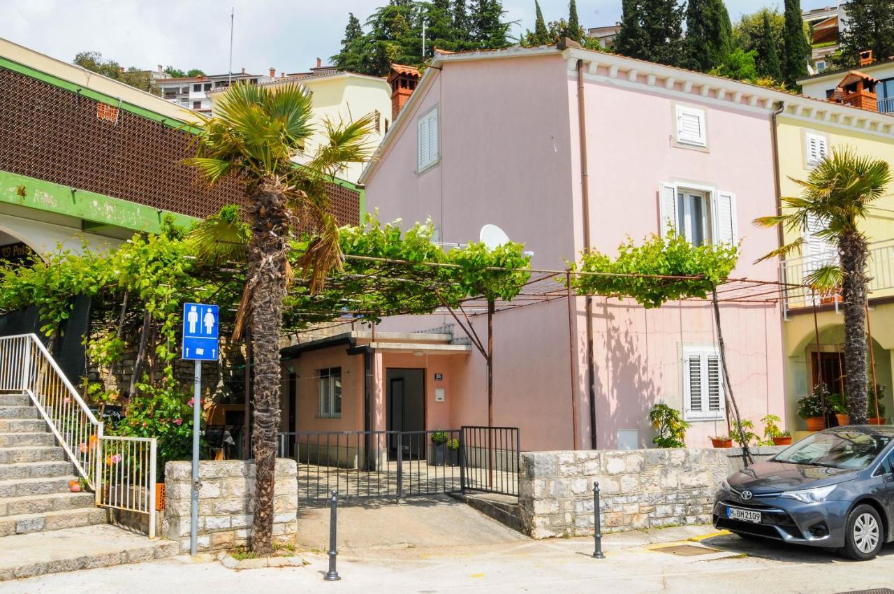 Apartman Gulliver In The Center, 10 Meters From The Sea With Private Parking In Natural Shade Rabac Exteriör bild