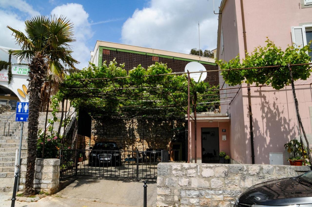 Apartman Gulliver In The Center, 10 Meters From The Sea With Private Parking In Natural Shade Rabac Exteriör bild